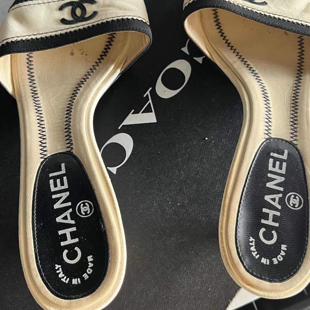 Chanel Women's Cream and Black Slide Sandals